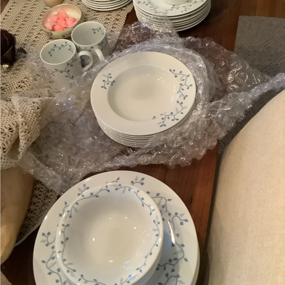 BNWT Bridget Dobson climbing creeper blue pattern 6 piece dinner service for 8 - Picture 5 of 6